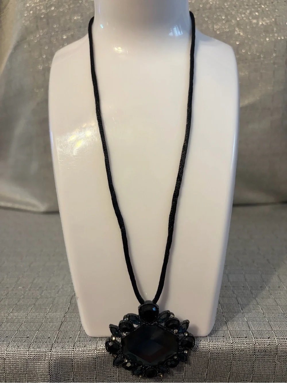 Women's Blue Faceted Pendant Necklace